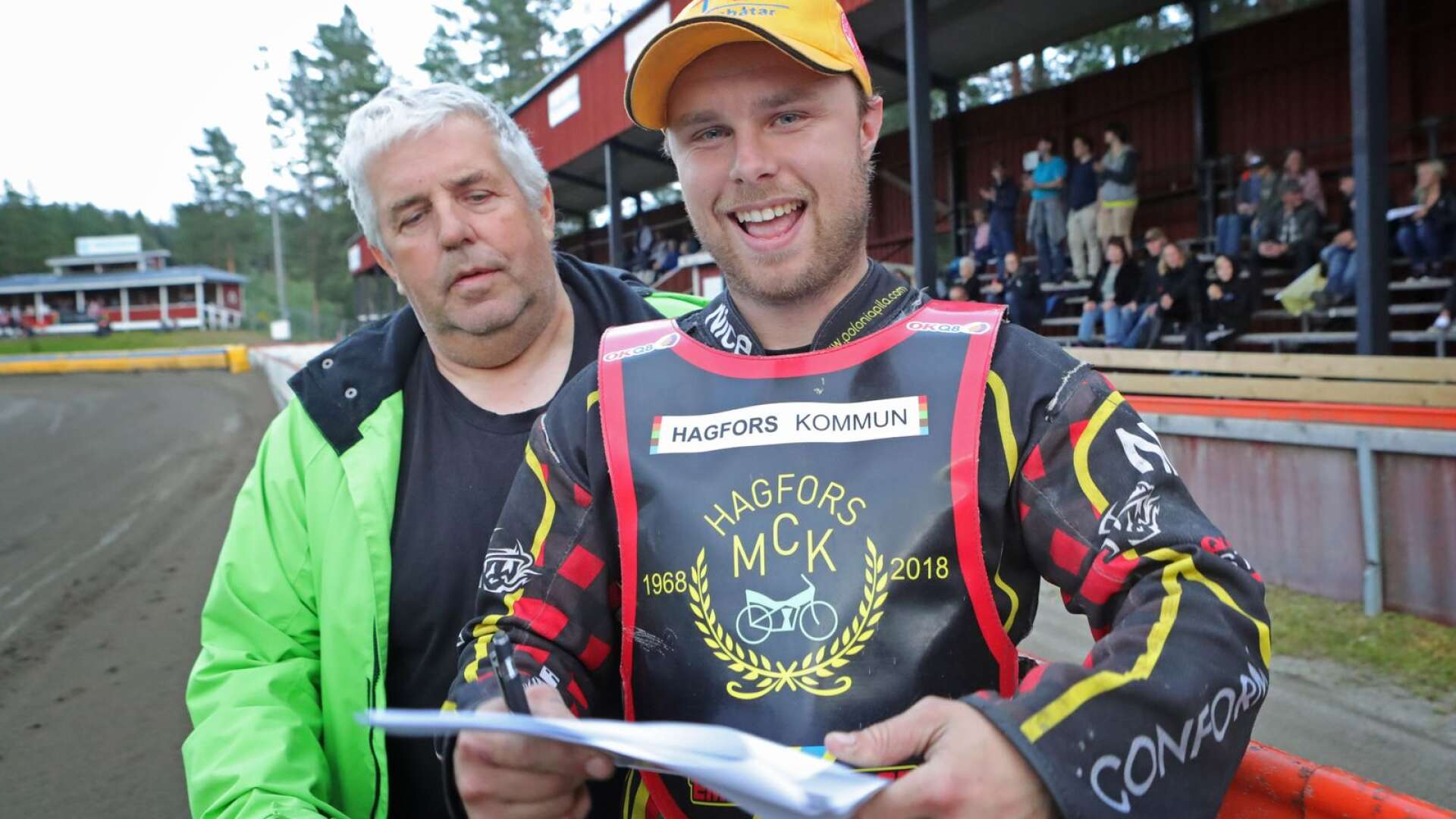 Valsarnas ordförande Kurt Broqvist och Tomas H Jonasson efter att Jonasson skrivit på ett nytt kontrakt med laget. 