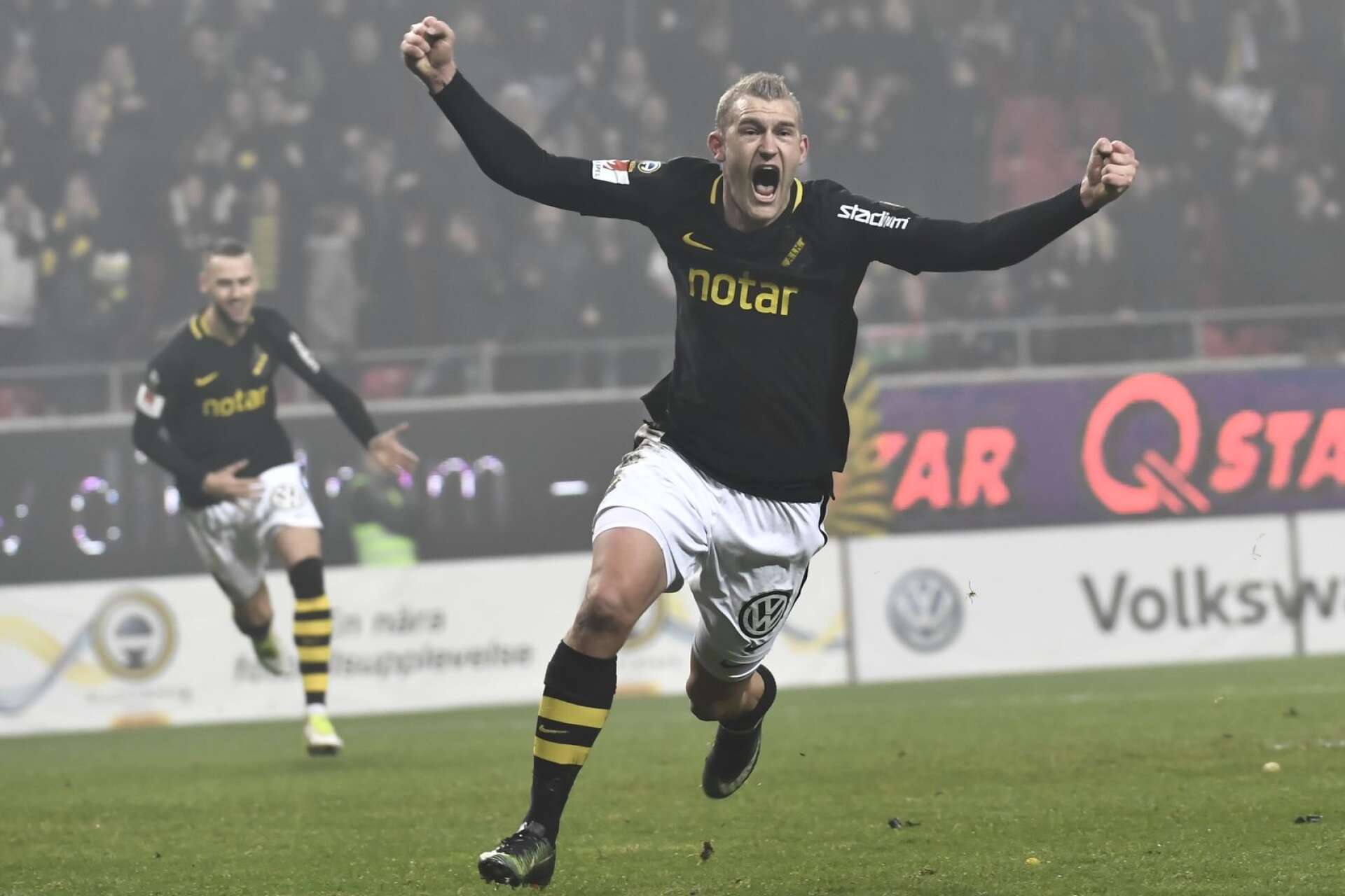 Robin Jansson i segeryra pryder tröjorna i en svartvit silhuettbild. Här jublar Robin Jansson på den klassiska bilden efter 0-1-målet  i allsvenskan mellan Kalmar FF och AIK.

   

 