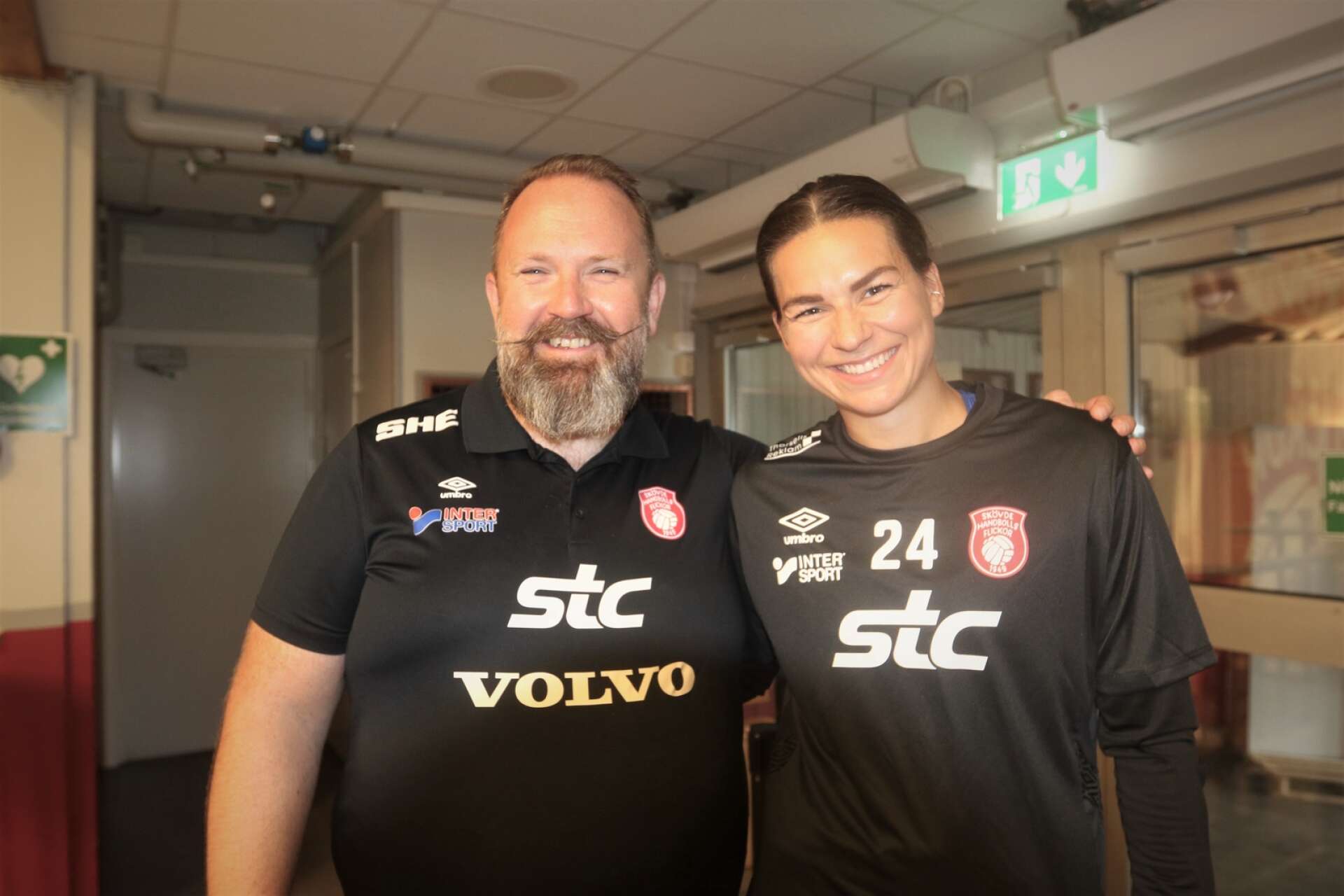 Josefine Gundersen Lien tillsammans med Skövde HF:s tränare och sportchef Daniel Birkelund. Målvakten gjorde sin första träning med sin nya klubb under måndagen när Skövde HF drog igång den kollektiva försäsongen.