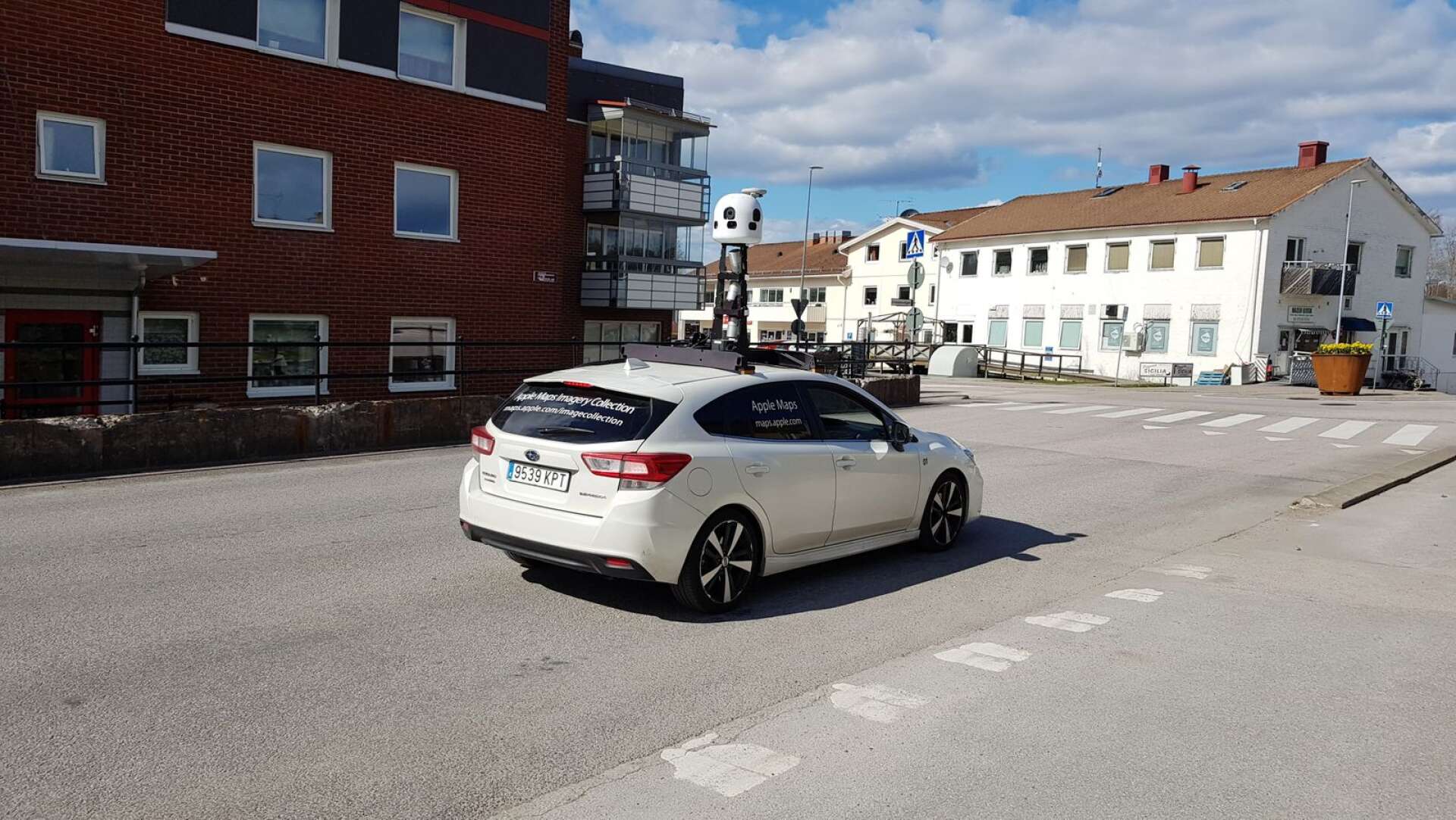 Apple maps spanskregistrerade bil kör runt med kamera i Bengtsfors.
