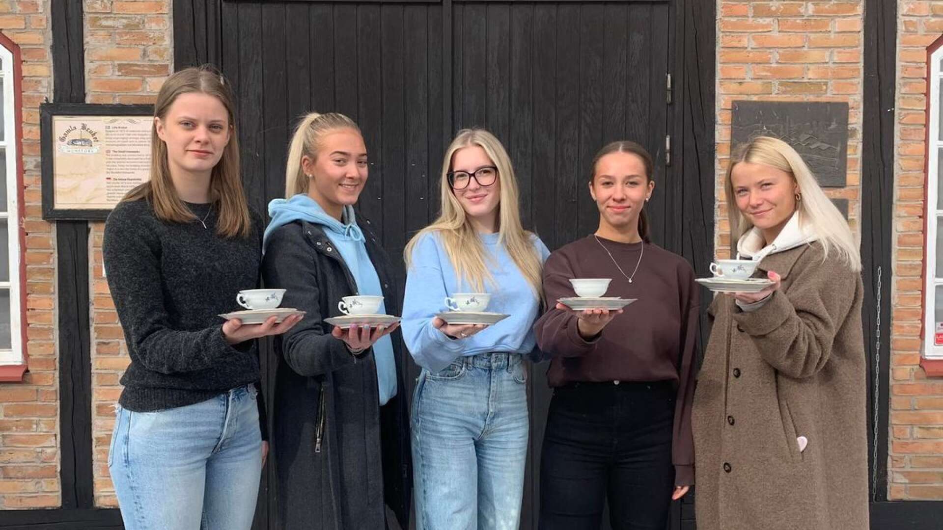 Det är Linnea Frödén, Alva Kervestig, Elvira Holm, Amanda Törnkvist och Filippa Melén som ska sköta om Fröken Ruths café.