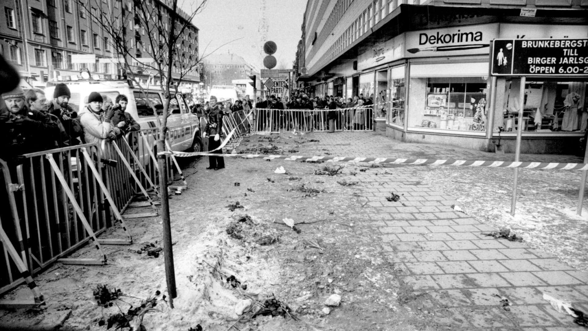 Avspärrningar där Sveriges statsminister Olof Palme sköts till döds den 28:e februari 1986 vid hörnet av Sveavägen och Tunnelgatan. 