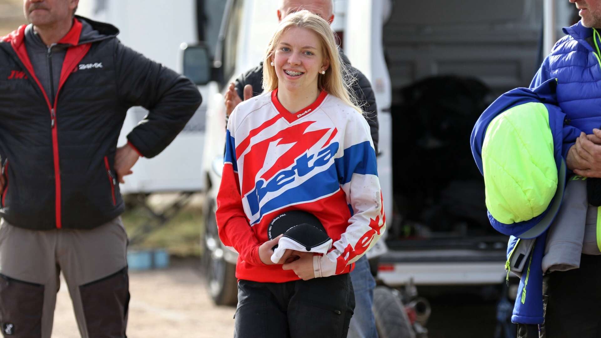 Linnéa Åkesson från Hjo, som kör för FMCK Skövde, kör lag-vm i Frankrike i augusti. 