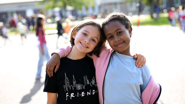 Hilma Öberg, 8, och Matilda Petros, 9, deltog under Kronoparksskolans dag.