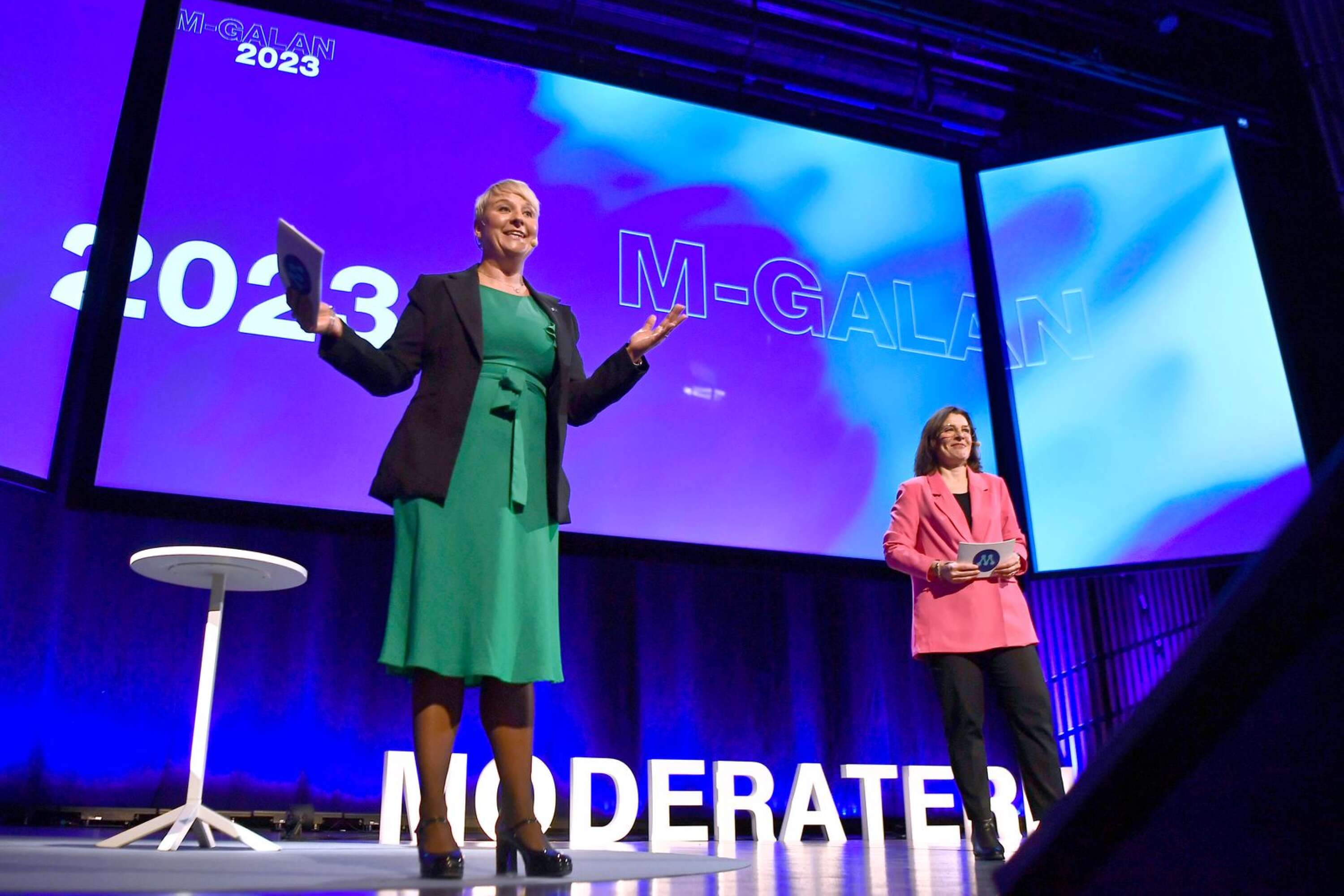 Anna Tenje (M) (till vänster) är Sveriges äldre- och socialförsäkringsminister. Här ses hon under Moderaternas Sverigemöte i Karlstad.