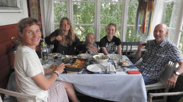 Christine, Clara, Solvej, Sia och Marc njuter av den goda laxlasagnen på verandan i Gunnarskog.