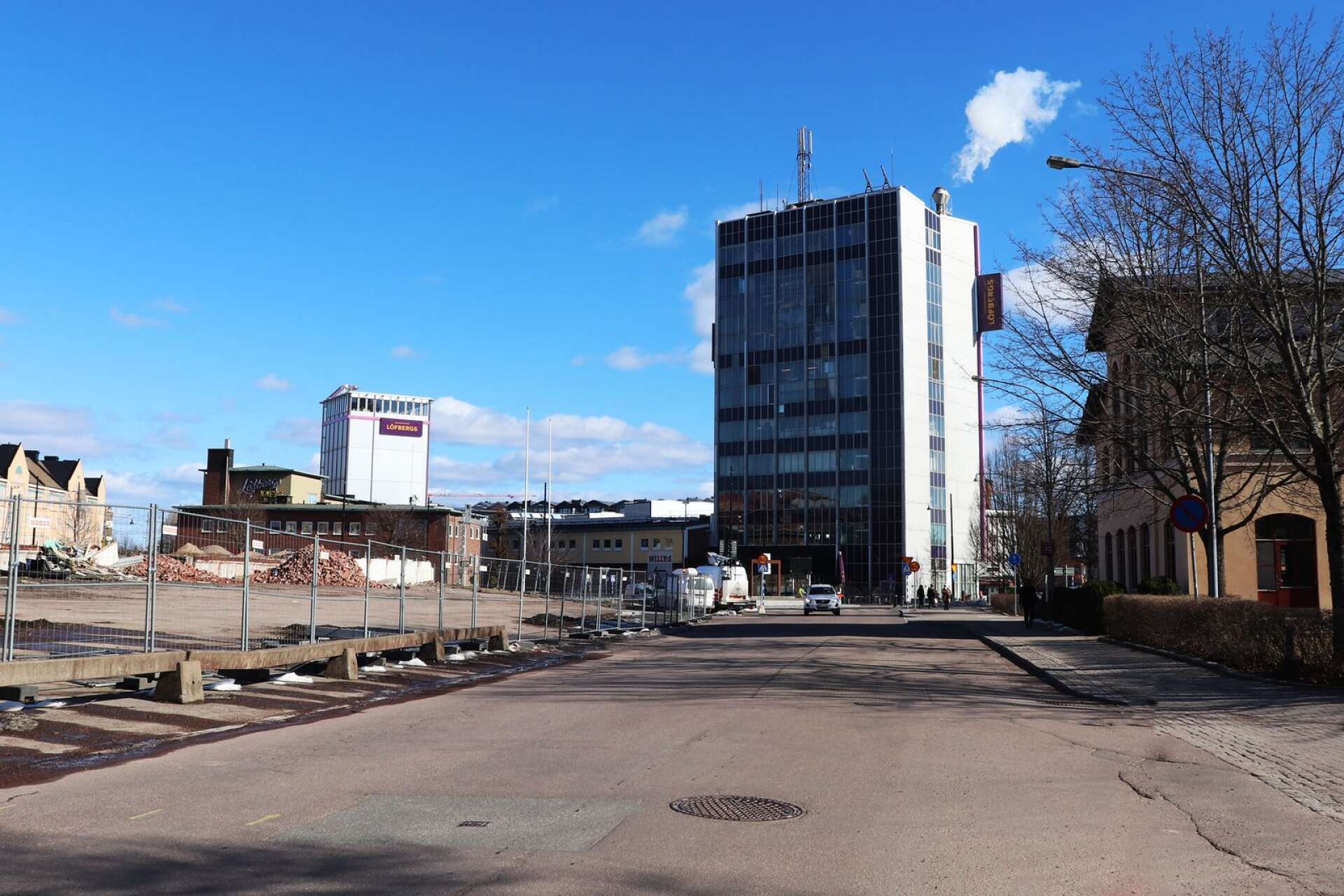 Rosteriet och Expositionshuset har inte rört på sig, men godsterminalen är mitt i en rivningsprocess. Där ska i stället en utbyggnad av Karlstads central få plats.
