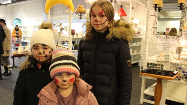 Systrarna Ellie, Sally och Bella Dovlind fick en varsin ansiktsmålning.