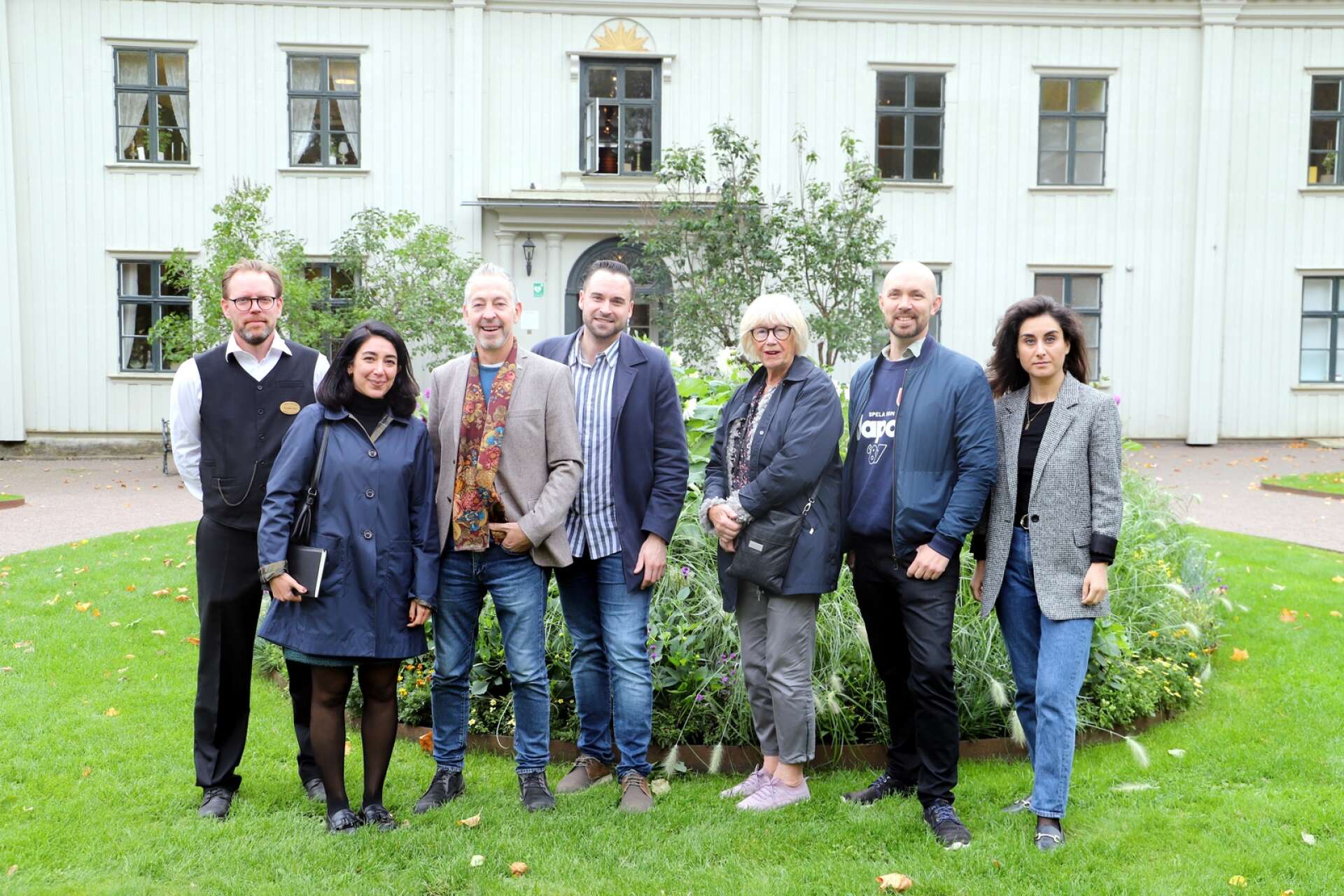 Socialdemokraterna i riksdagens kulturutskott på Värmlandsbesök. Här är de vid Alsters herrgård, där de fick information om både Fröding och det stora besöksmål som herrgården utgör.