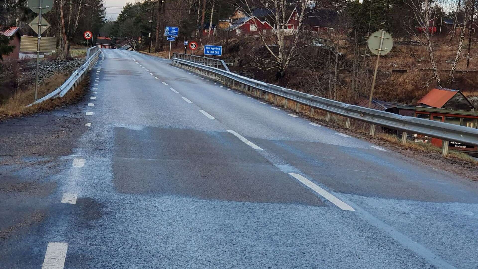 Gränsövergången mot Norge i Kornsjö stängdes den 2 januari. Dock utan att det fanns några fysiska hinder vare sig under söndagen då bilden togs, eller under måndagen.