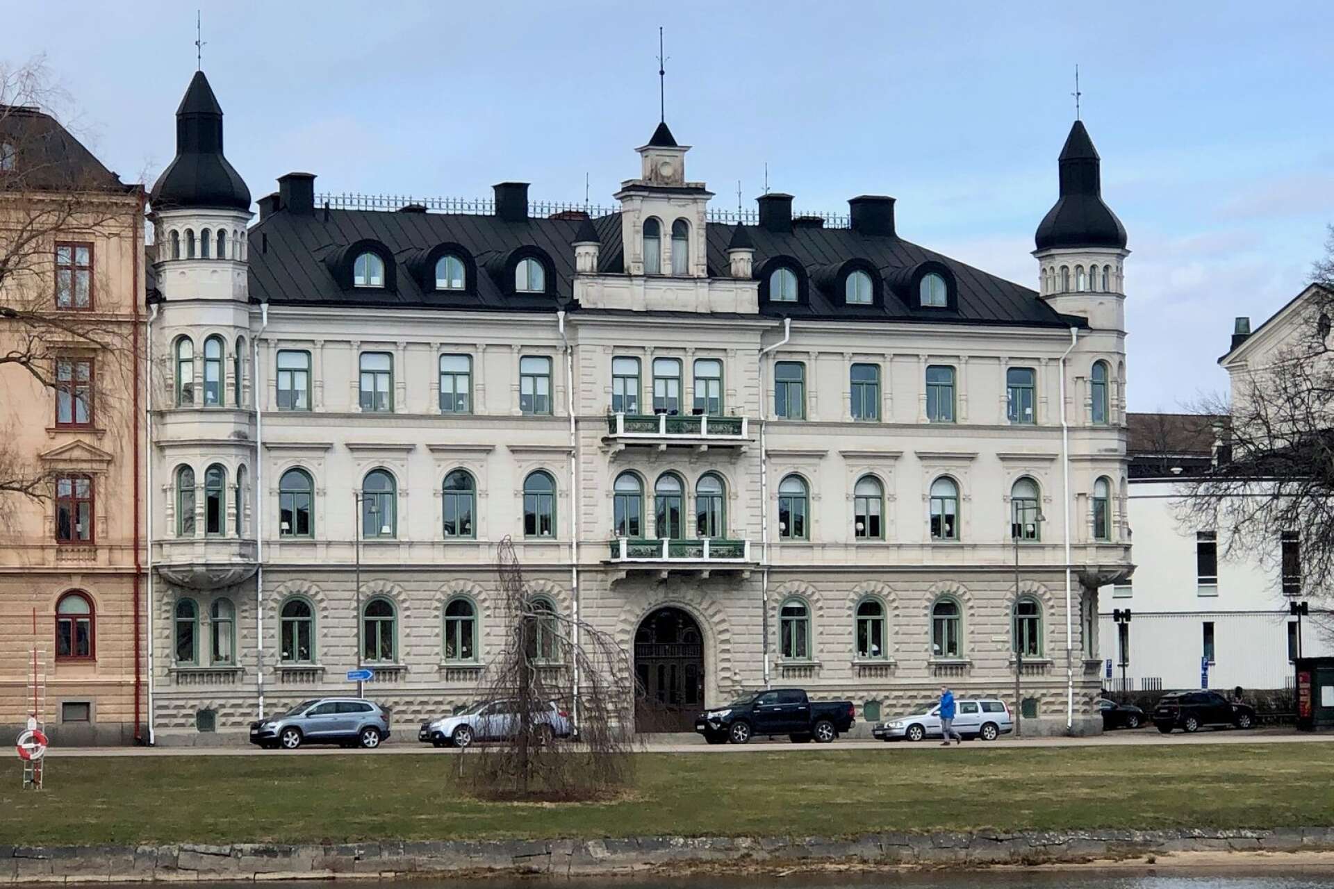 Sockerslottet har flera gånger utsetts till Karlstads vackraste byggnad. Fastighetsägaren Ingrid Skålén har haft planer på att ljussätta överdelen med tornen, men inget beslut har fattats.