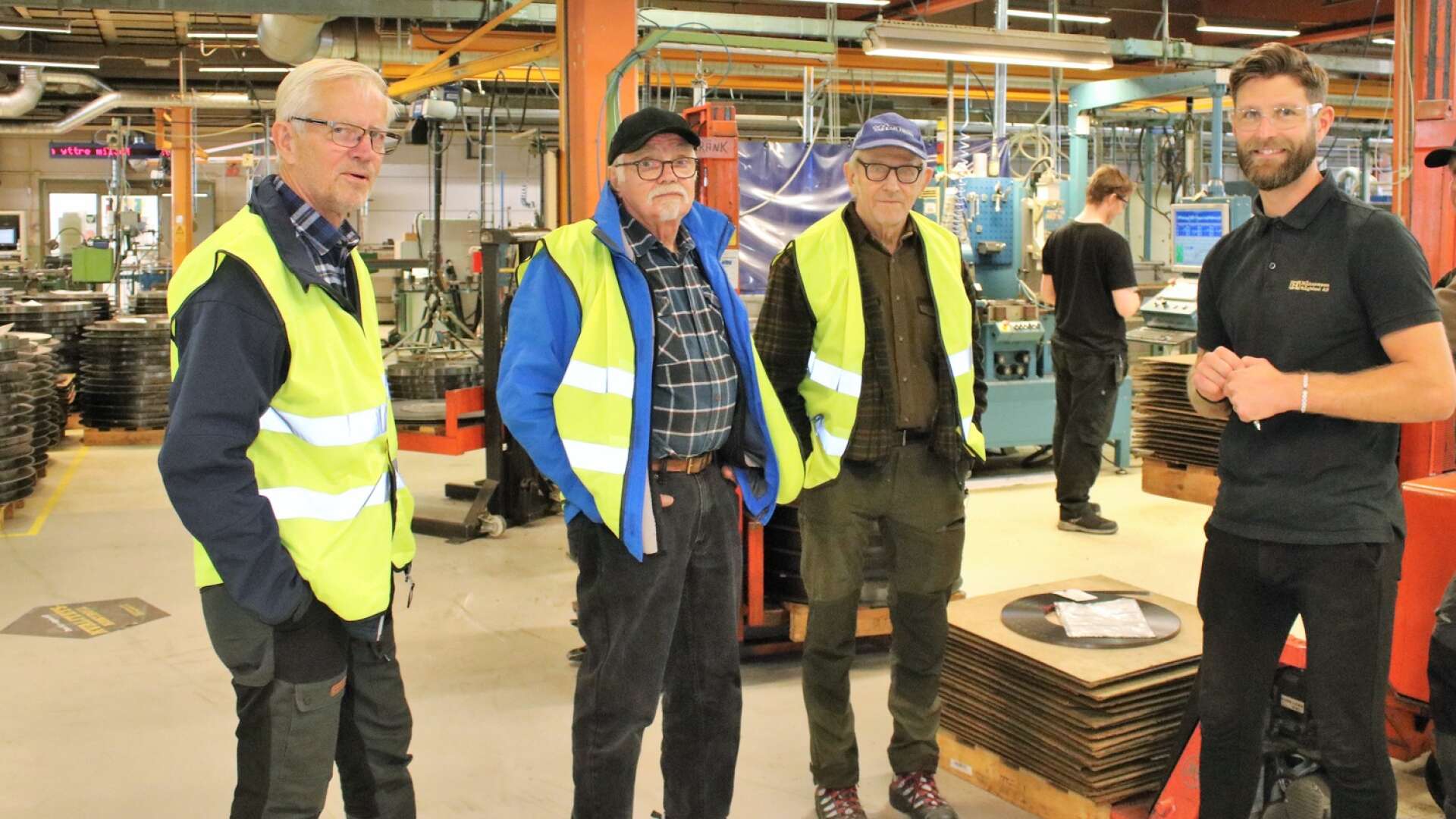 Per Holmquist, Lars Stålborg och Vincent Johansson lyssnade med stort intresse på produktionsledaren Kristoffer Englund som guidade runt besökarna på fabrikens olika stationer. Här står de vid skränken.