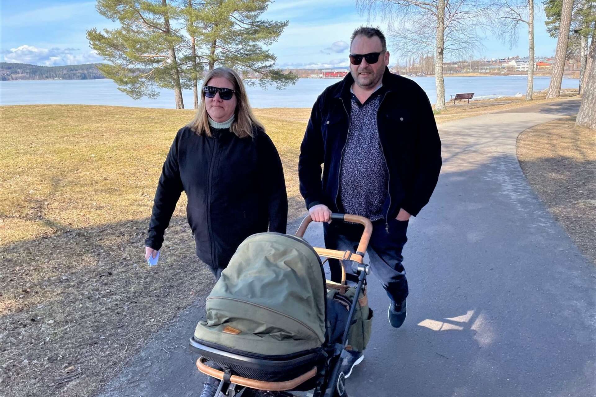 Susanne Johansson och Johan Palm från Edane gick tipspromenaden med sonen Otto, åtta månader, i barnvagnen. Förra året låg han i mammas mage under promenaden.