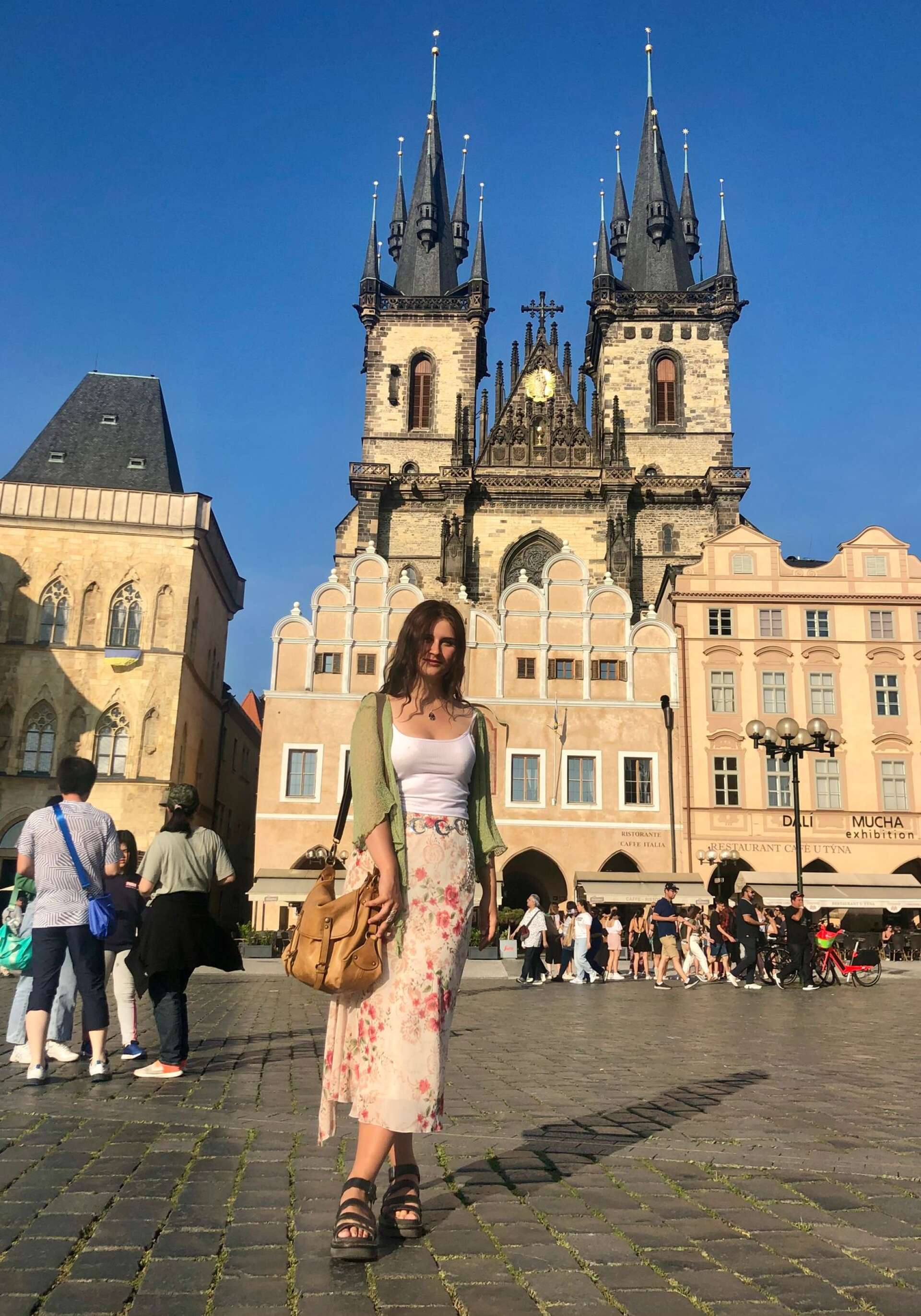 Gamla stadens torg i Prag, Tjeckien, med sina vackra, pastellfärgade barockhus och historiska katedraler. Varje hel timme bjuds det på show vid den astronomiska klockan som man inte får missa! 