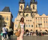 Gamla stadens torg i Prag, Tjeckien, med sina vackra, pastellfärgade barockhus och historiska katedraler. Varje hel timme bjuds det på show vid den astronomiska klockan som man inte får missa! 