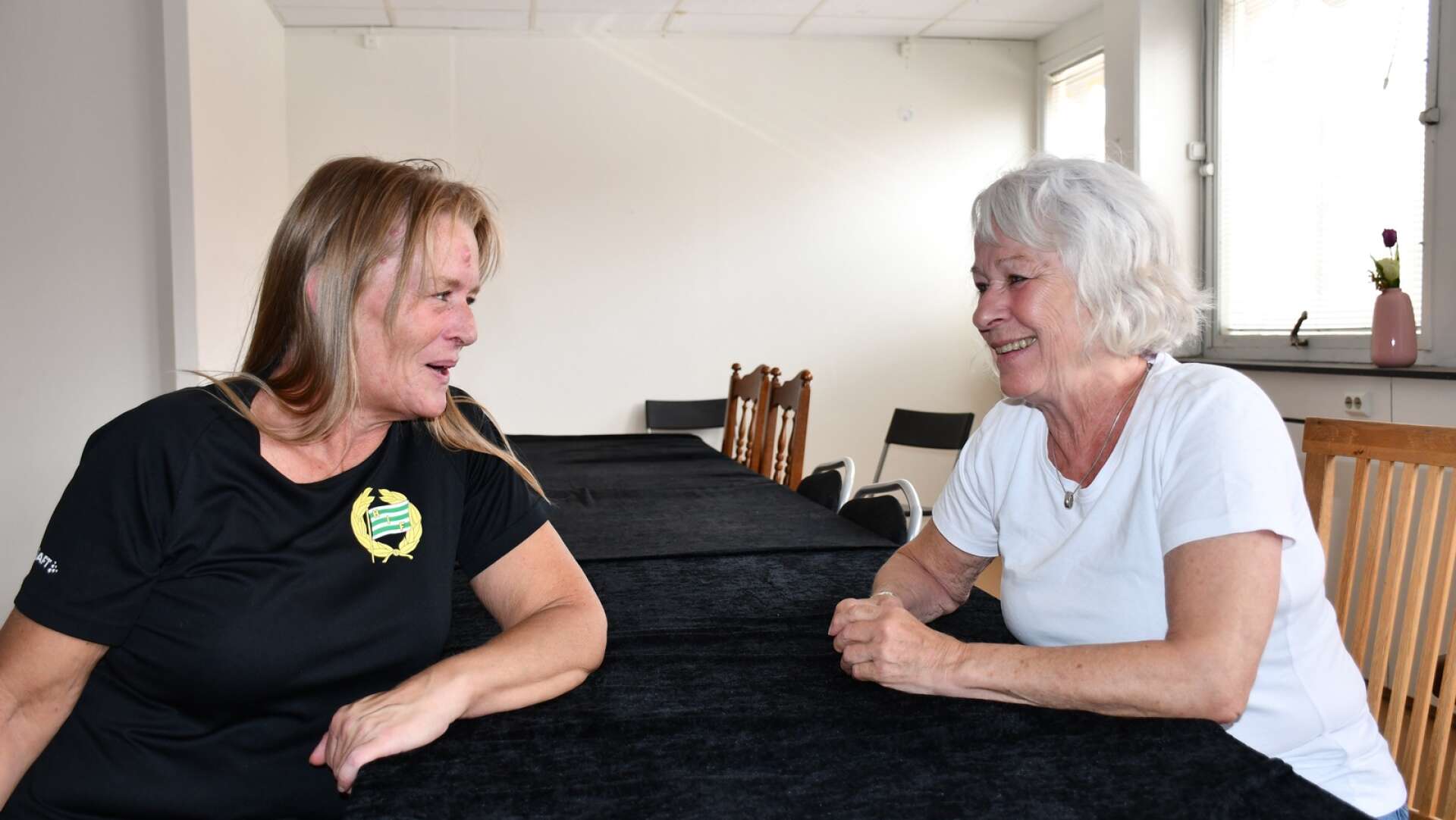 Jeanette Grähs och Ewa Englund arbetar som volontärer vid Natthärbärget för hemlösa i Arvika.