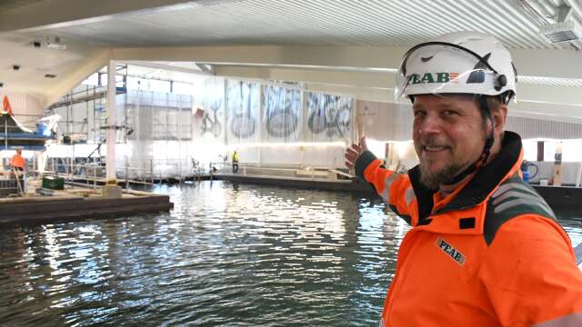 Peabs platschef Per Lundmark konstaterar att simhallen i Arvika snart är helt färdigrenoverad och kan öppna igen om ett par månader. Arkivbild.