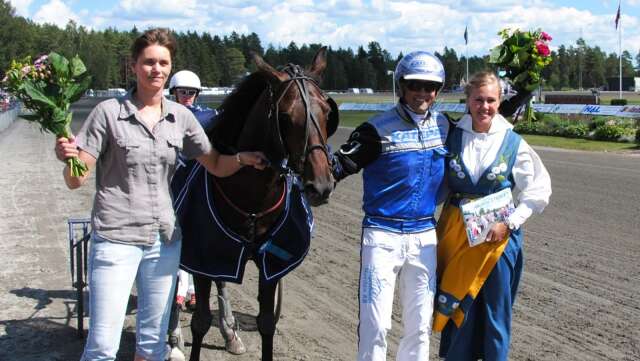  Fixie från seger i Årjäng tidigare i karriären och här tillsammans med Mona Bäckström, kusken Carl Johan Jepson och värdinnan Linda Pulkkinen.