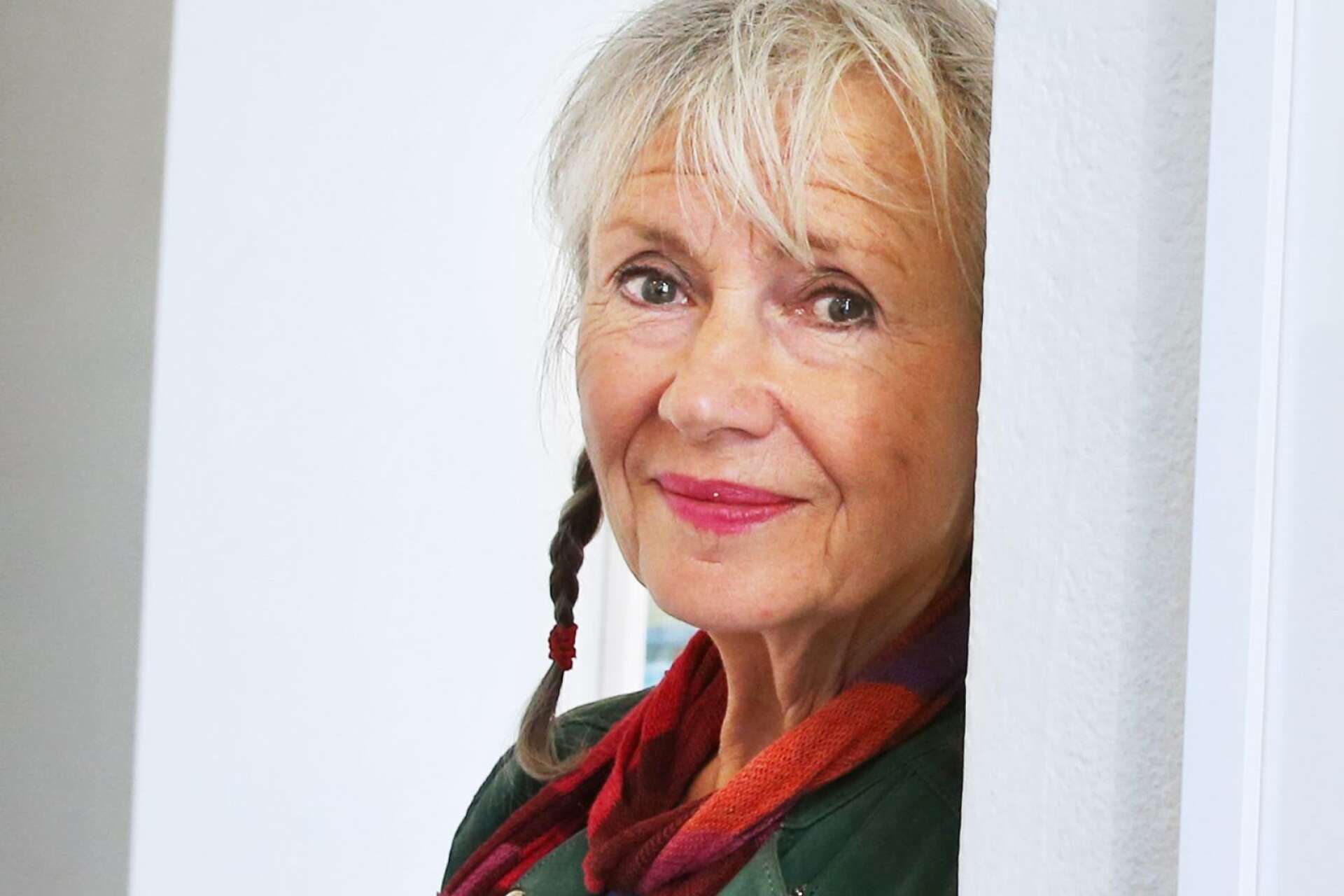 Konstnären Karin Broos bor i Östra Ämtervik och har haft Värmland som hemvist i 40 år. Nu ska hon för första gången ha en separatutställning på Rackstadmuseet i Arvika.