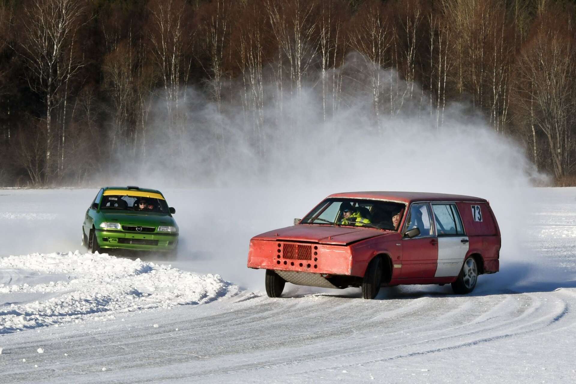 I vintras var det full aktivitet på sjön Björken, och där fick alla som gillar att trycka på gasen, möjlighet att köra fort. 