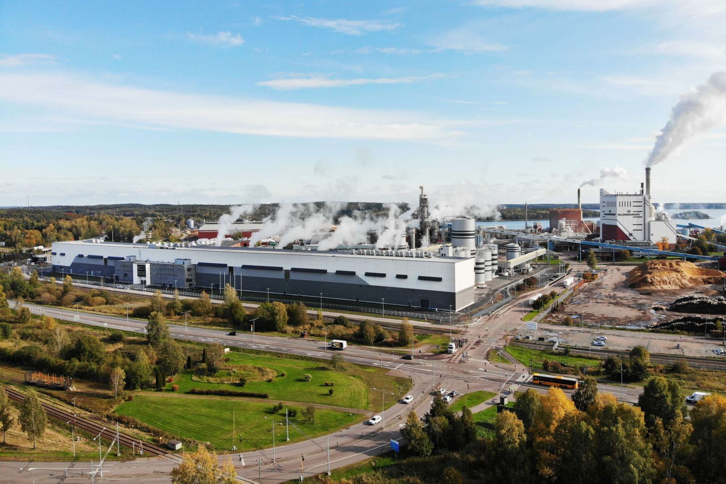 En översiktbild över Gruvöns bruk med den nya kartongmaskinen i förgrunden. 7,6 miljarder kronor har den kostat att bygga och sätta igång.