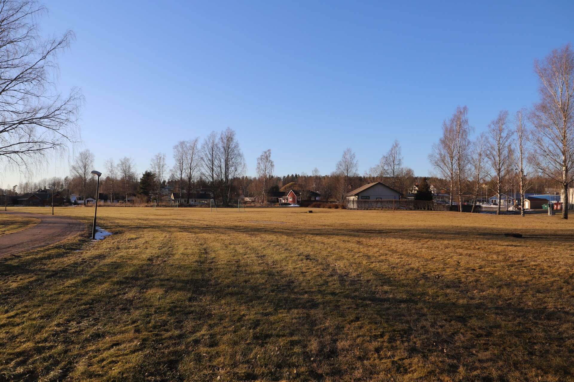 Den planerade padelbanan på en gräsyta intill Strandpromenaden på Sidan Södra i Bengtsfors väcker protester. 