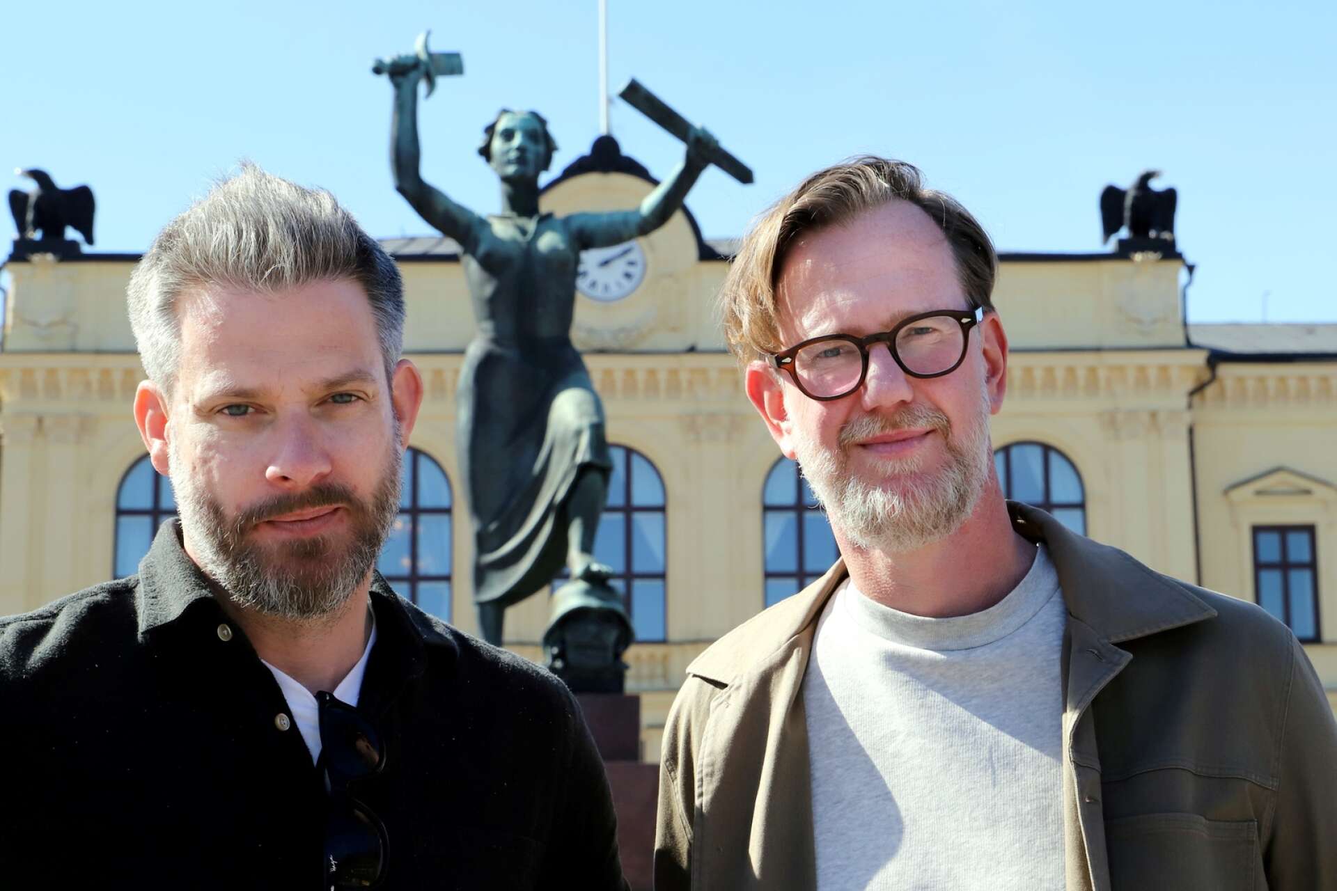 Peter Nyström (till vänster) och Peter Mohlin, är tillbaka med en ny bok, den tredje om John Adderley. I den utspelar sig en dramatisk scen på Stora torget i Karlstad.