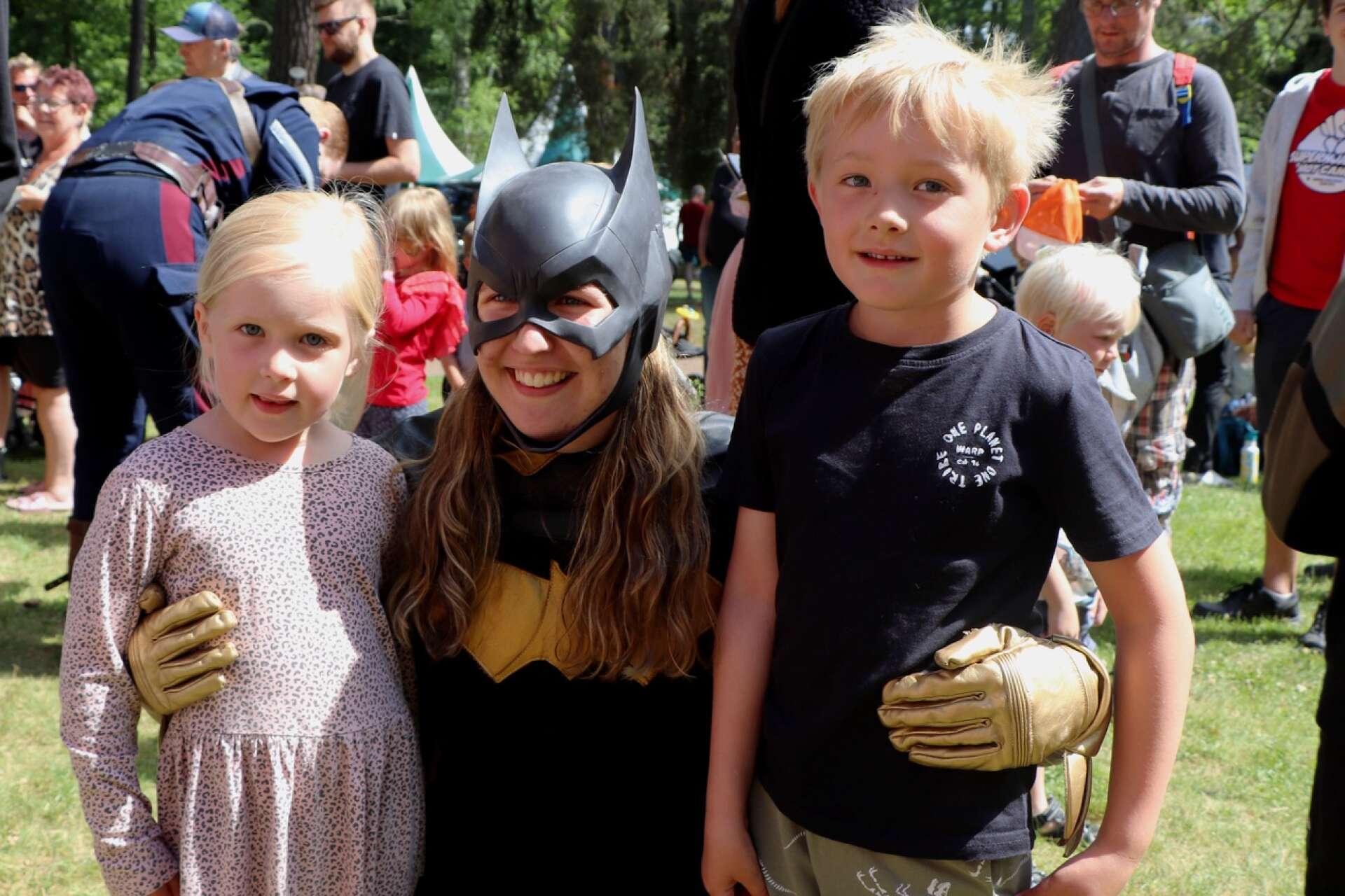 Alvin och Elvira Bengtsson tillsammans med Carolina Palm, som dagen till ära förvandlat sig till Batgirl.