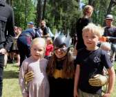 Alvin och Elvira Bengtsson tillsammans med Carolina Palm, som dagen till ära förvandlat sig till Batgirl.