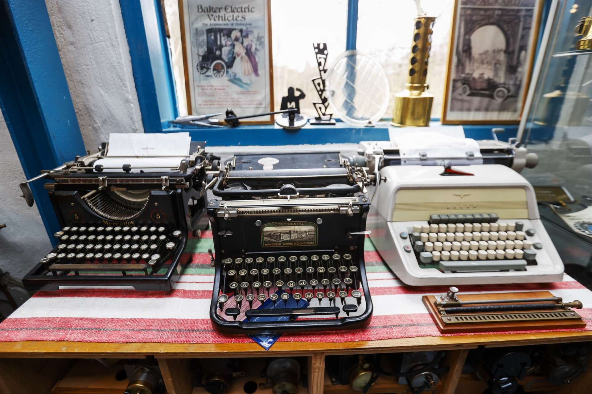 Tre skrivmaskiner går också under klubban i år. De är av märkena Mercedes Wanderer och Adler. Så motorkopplingen finns.