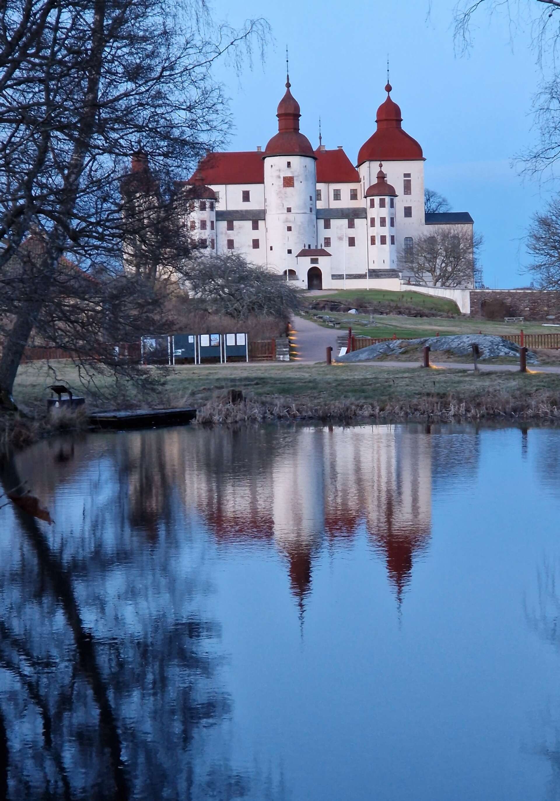 Det har blivit många besök i slott och kyrkor för Maksim som har ett stort intresse för svensk historia.