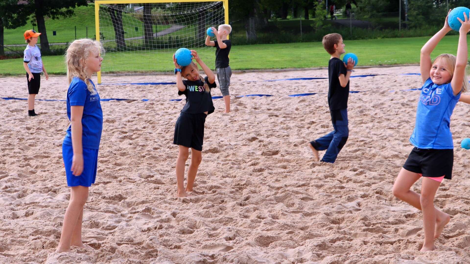 Beachhandbollen inleddes med att barnen fick öva på att passa till varandra. Längst fram i bild ses Ählwa Dahl och Majken Warling. I mitten Ella Högberg. 