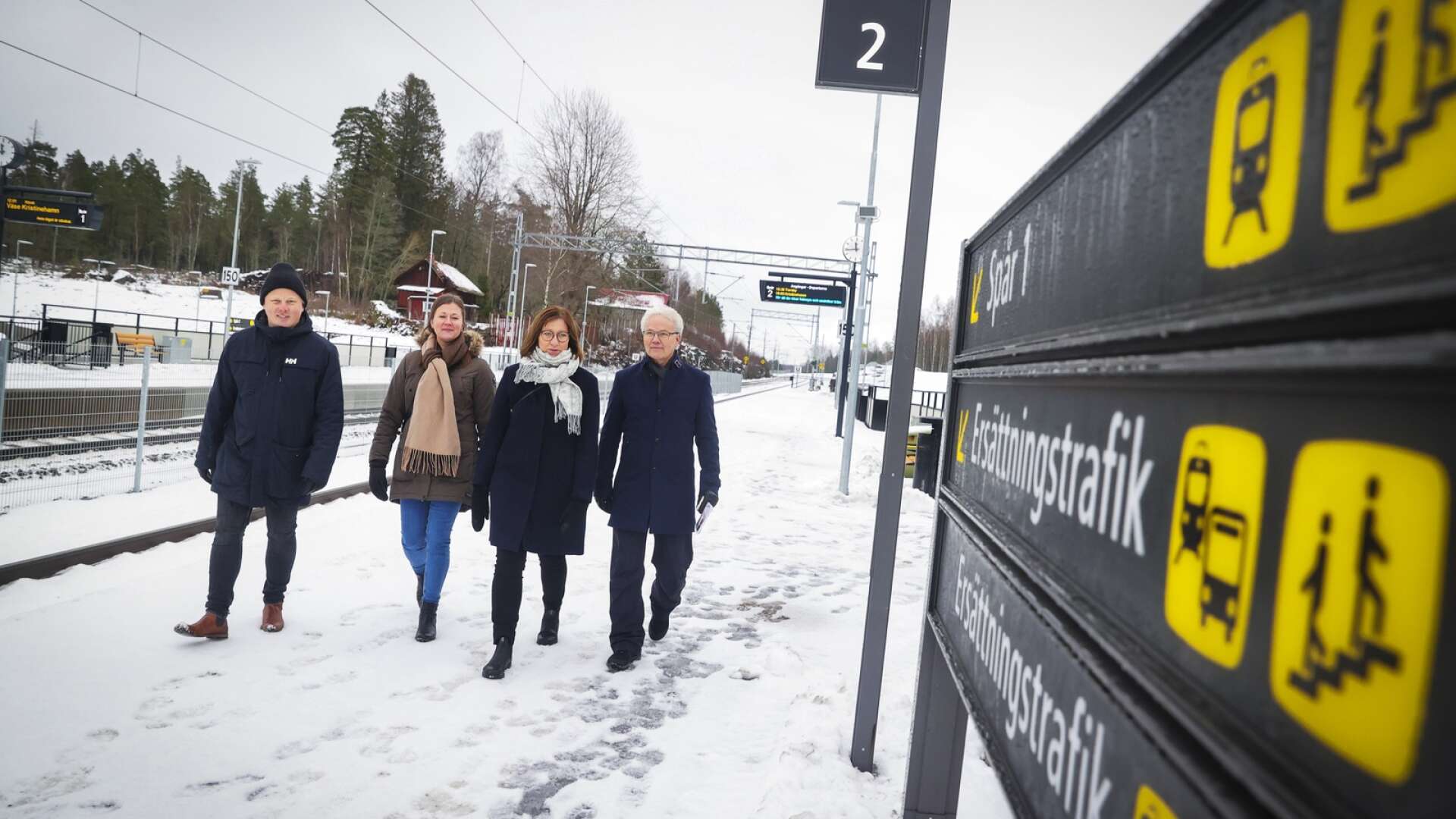 Trafikverkets projektledare Niklas Gunnarsson, Frida Pettersson (C), kommunalråd, Stina Höök (M), regionråd och Bengt Rydhed, ställföreträdande regionchef på Trafikverkets västra region på Välsvikens station där det nya mötesspåret invigdes på måndagen.