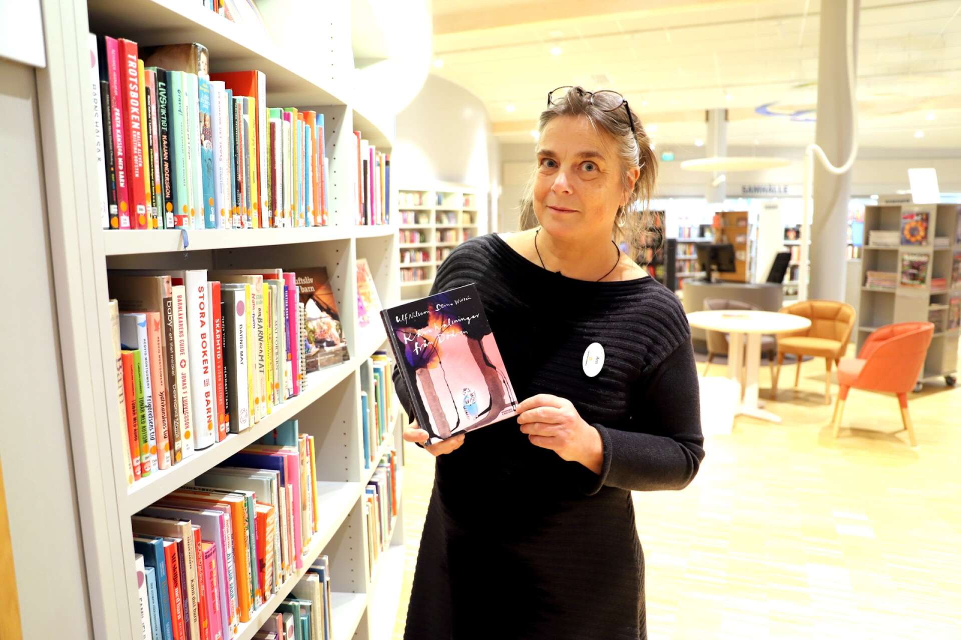 Ann Skagerling är bibliotekarie på Kronoparkens bibliotek. Ulf Nilssons sista bok, Kära hälsningar från döden, har fått flytta in i en särskild hylla på biblioteket.