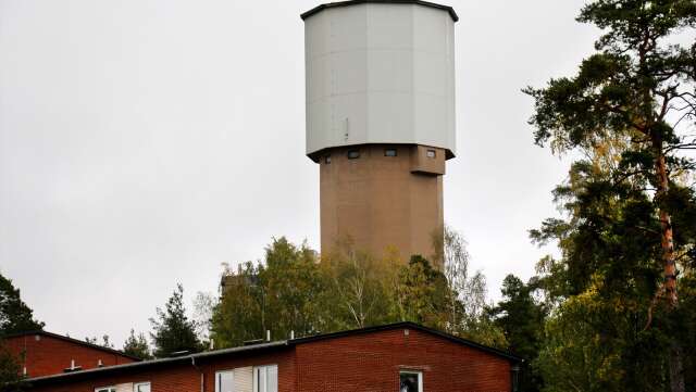 Vattentornet i Skoghall en grå höstdag. Arkivbild.
