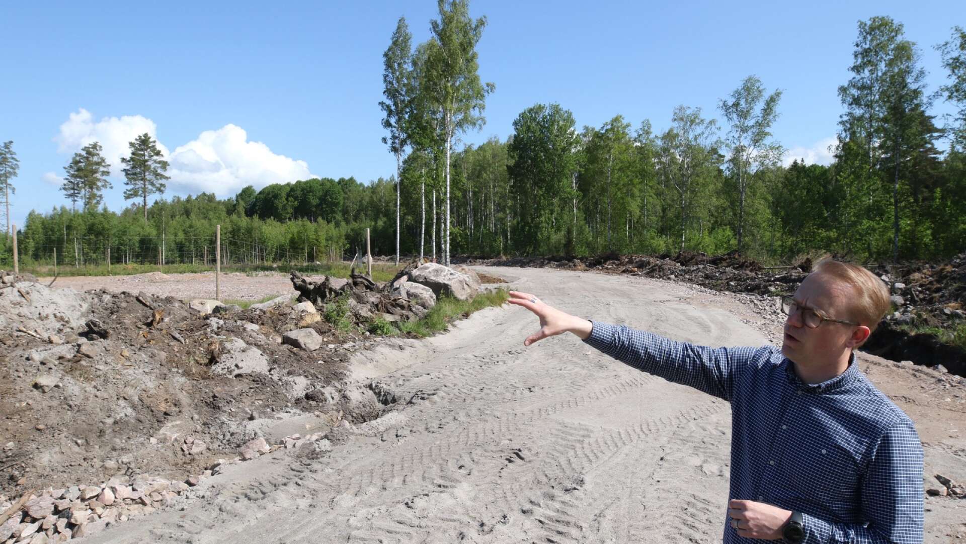 Exploateringschef Erik Randén vid Sjölyckan, där det byggs för fullt. Nu bjuder Mariestads kommun in till en markanvisningstävling där en byggrätt i området är vinsten.