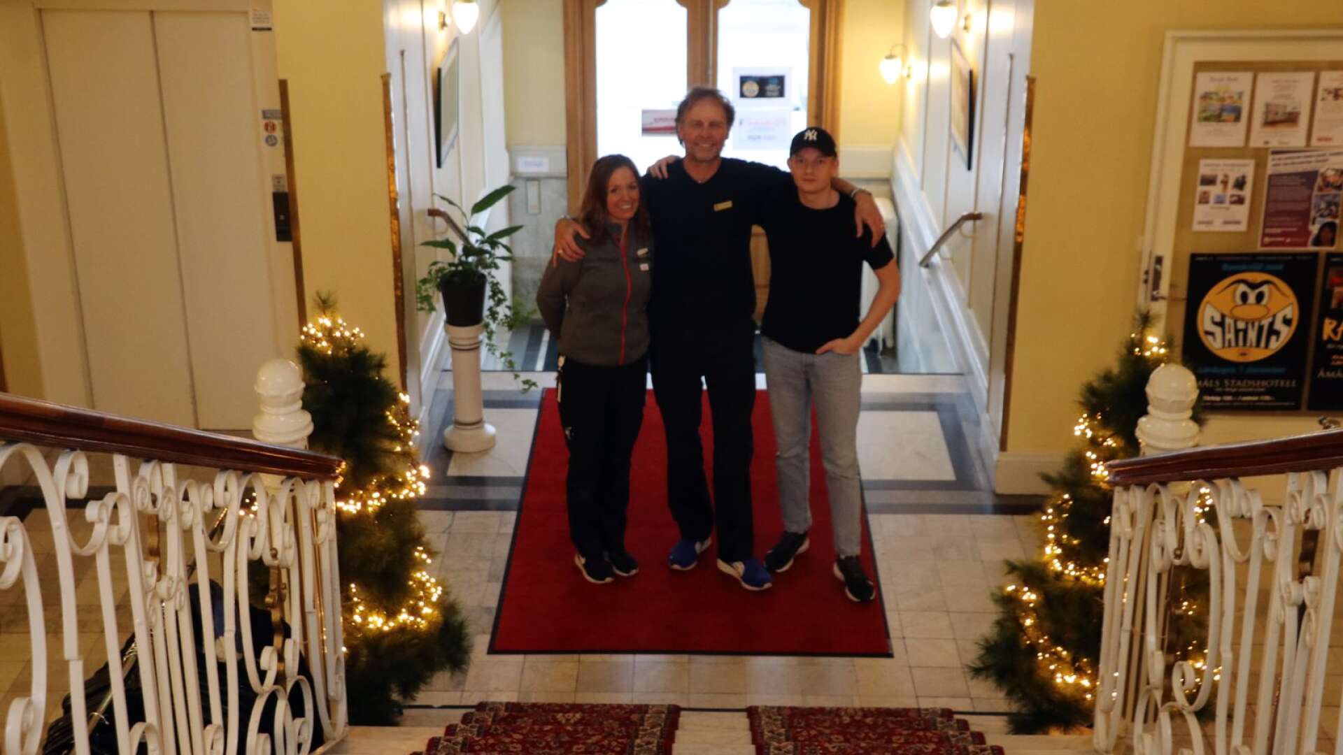 Johanna Ahlin, Lasse Orava och Markus Enocksson hjälps åt med Ekorrehjälpen inför årets julbord.