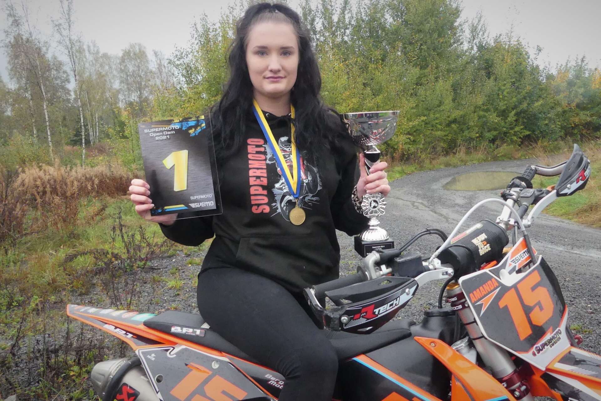 19-åriga Amanda Carlsson från Säffle med medaljer, pokal och diplom sedan hon vunnit damklassen i SM i Supermoto och utmanat killarna i herrklassen. 