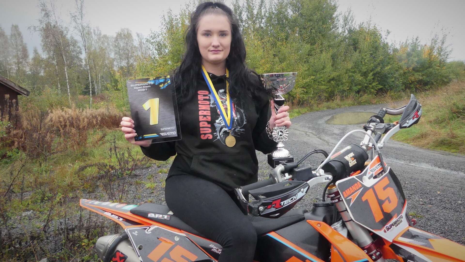 19-åriga Amanda Carlsson från Säffle med medaljer, pokal och diplom sedan hon vunnit damklassen i SM i Supermoto och utmanat killarna i herrklassen. 
