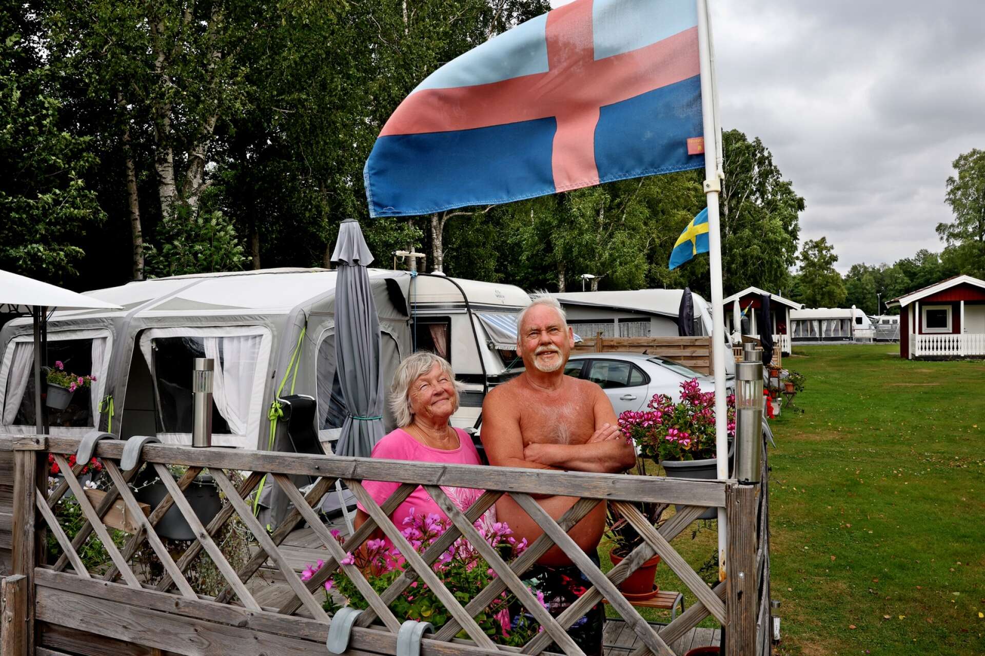 Paret Håkan och Christina Werner visar stolt upp sin flagga från Bohuslän. Från boendet i Svanesund åker de till Filsbäck för semester.