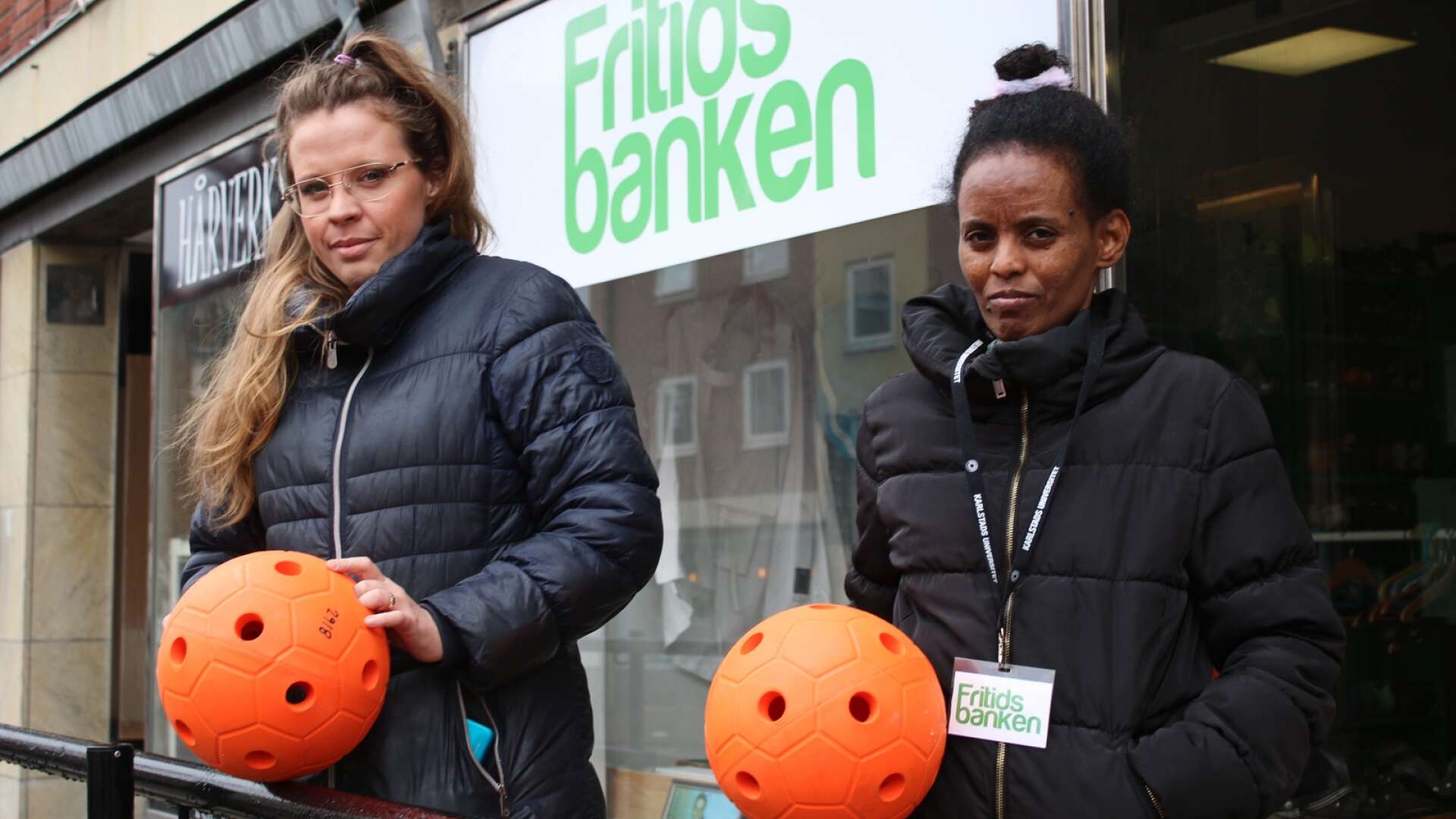 Från vänster: My Andersson, som arbetar på kommunens socialförvaltning samt Nebiat Berhe, som arbetar på Fritidsfabriken. I händerna har de en Goalball - en parasport utvecklad för synskadade.