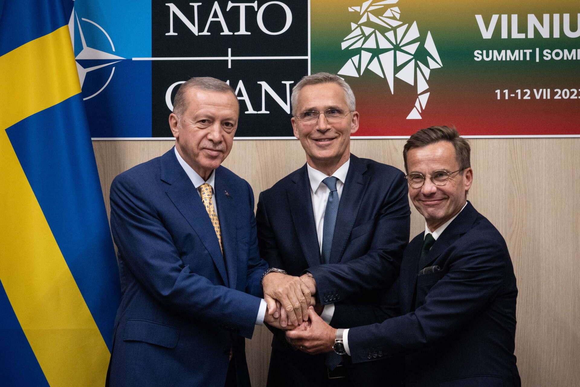 Turkiets president Recep Tayyip Erdogan, Natochefen Jens Stoltenberg och statsminister Ulf Kristersson skakar hand efter överenskommelsen i Vilnius på måndagen.