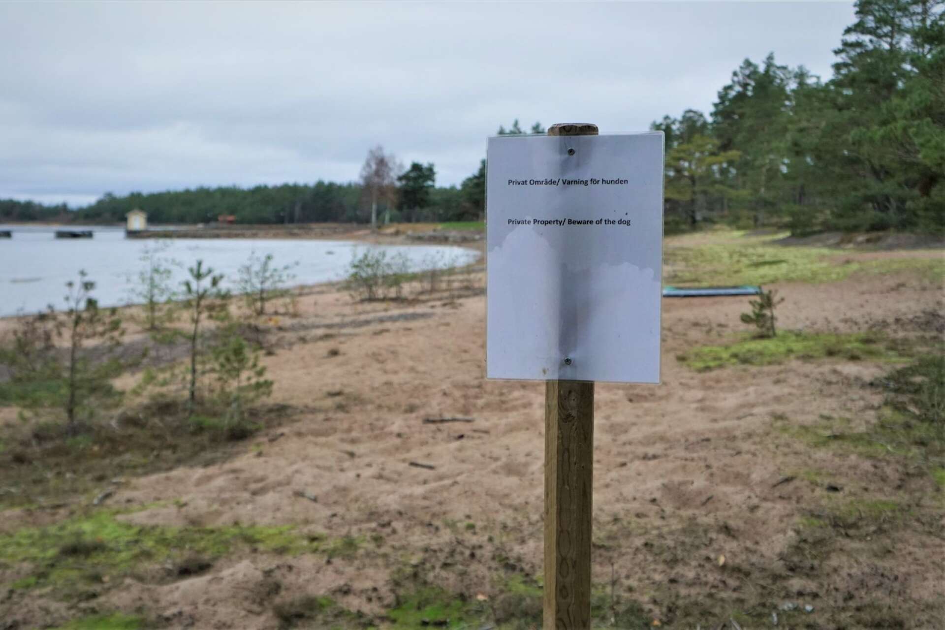 Skylten meddelar besökarna att stranden ligger på privat område.