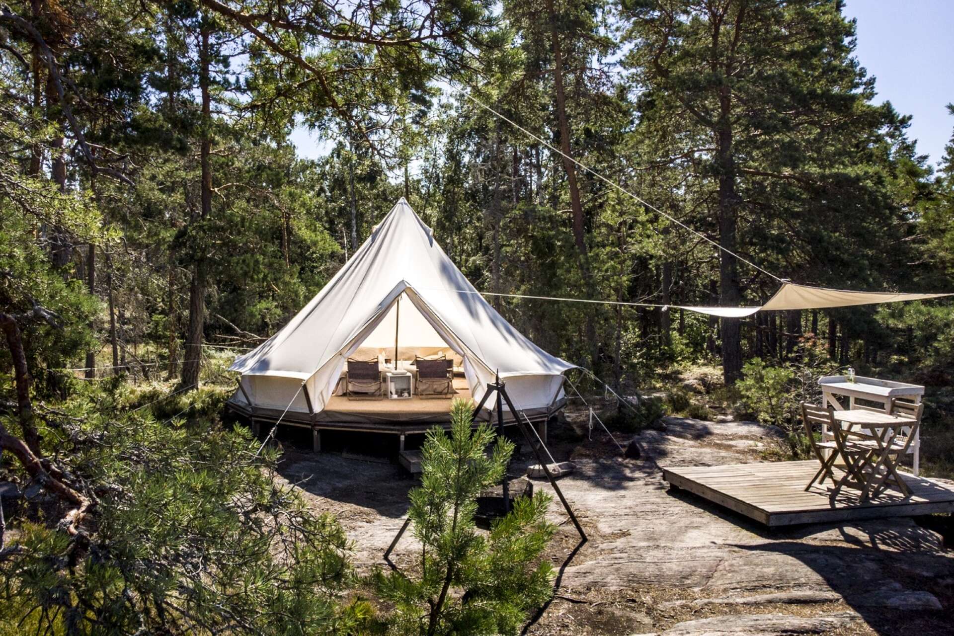 En av Happie Camps tältplatser utanför Väse i Vänerskärgården. Sjöutsikt, vacker omgivning och ett rymligt tält utrustat med säng och friluftskök. 