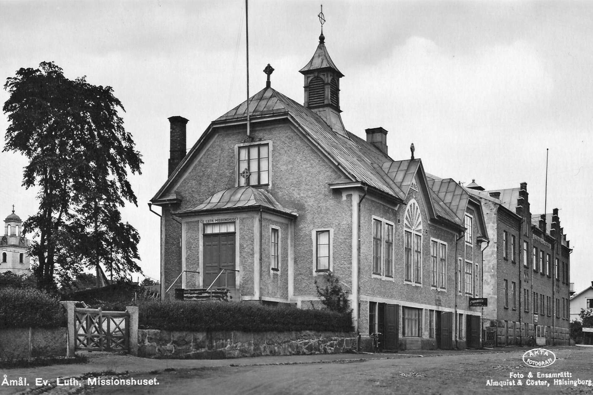 Diago Tricomi uppskattar att de flesta gatorna i Åmål präglas av byggnader från tidigt 1900-tal. EFS-kyrkan, från början kallad Evangeliska Lutherska missionshuset, stod färdigt 1906.