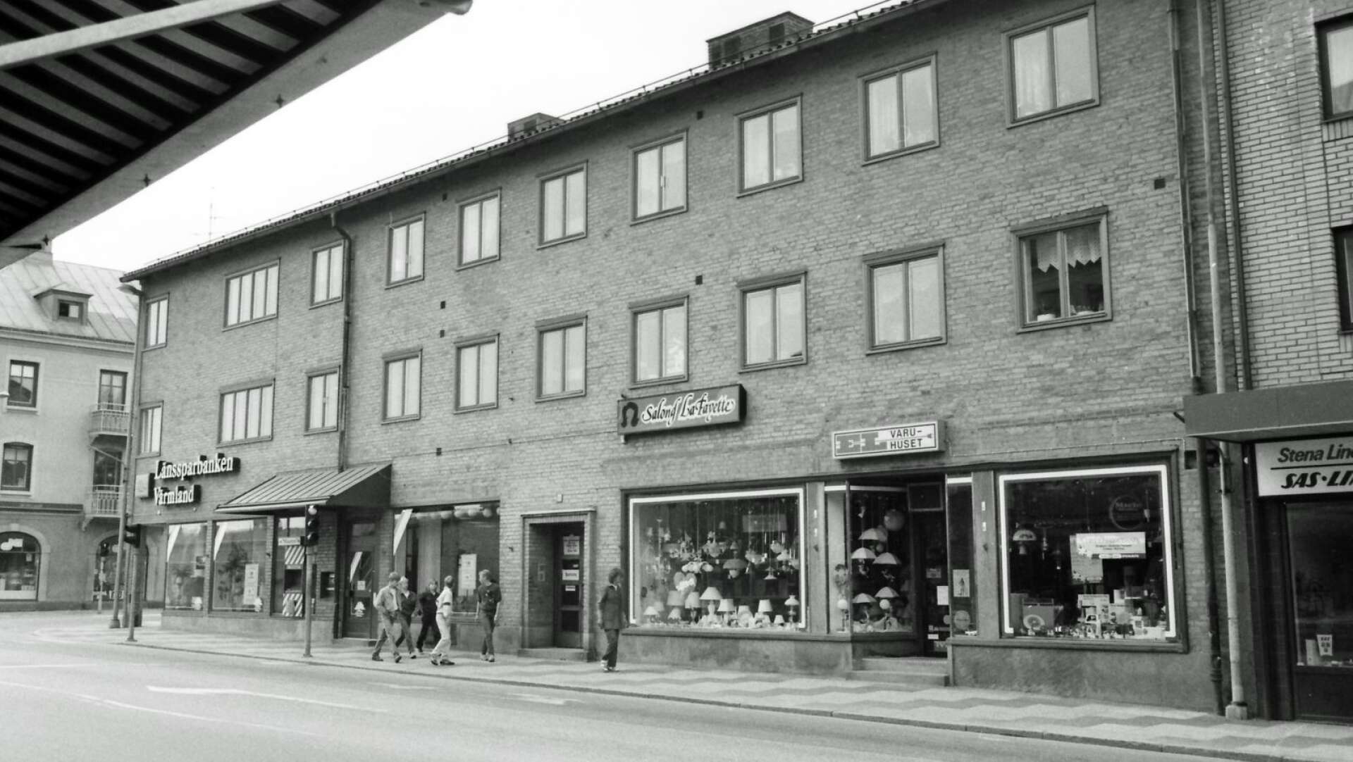 Sparbankshuset gjorde 1985 fortfarande skäl för namnet. Där fanns Länssparbanken Värmland. Andra i huset var La Fayette på andra våningen och Elvaruhuset.