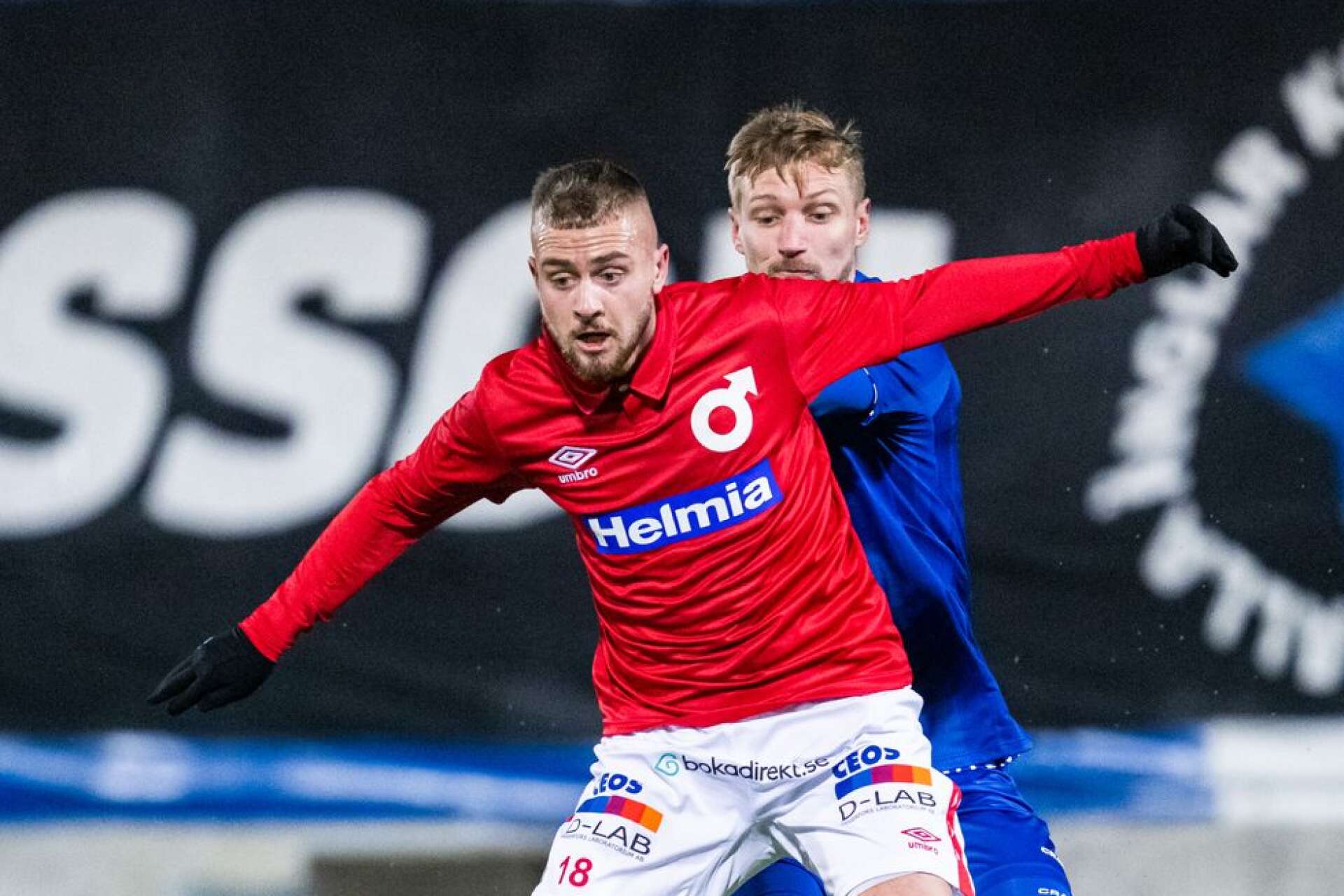 Albin Mörfelt i duell med IFK Göteborgs Sebastian Eriksson under årets första träningsmatch 20 januari. DIF-anfallaren tvingades till ett nytt uppehåll kort efter den matchen.