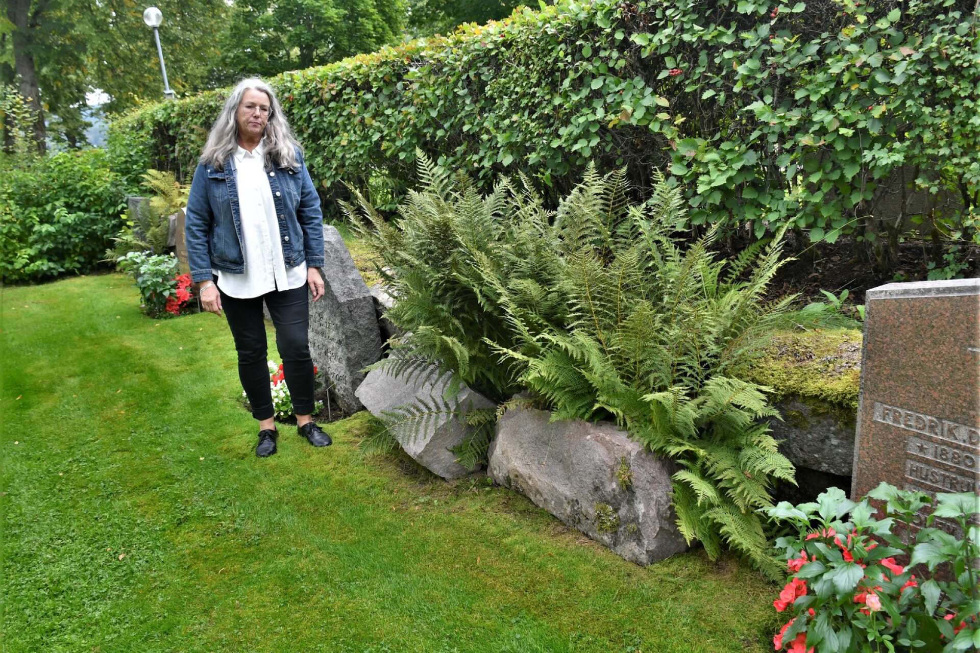 Kyrkogårdschef Jeanette Blom visar hur stenar ramlat ur muren på norra kyrkogården. ”Här är läget mest akut”, berättar hon. 