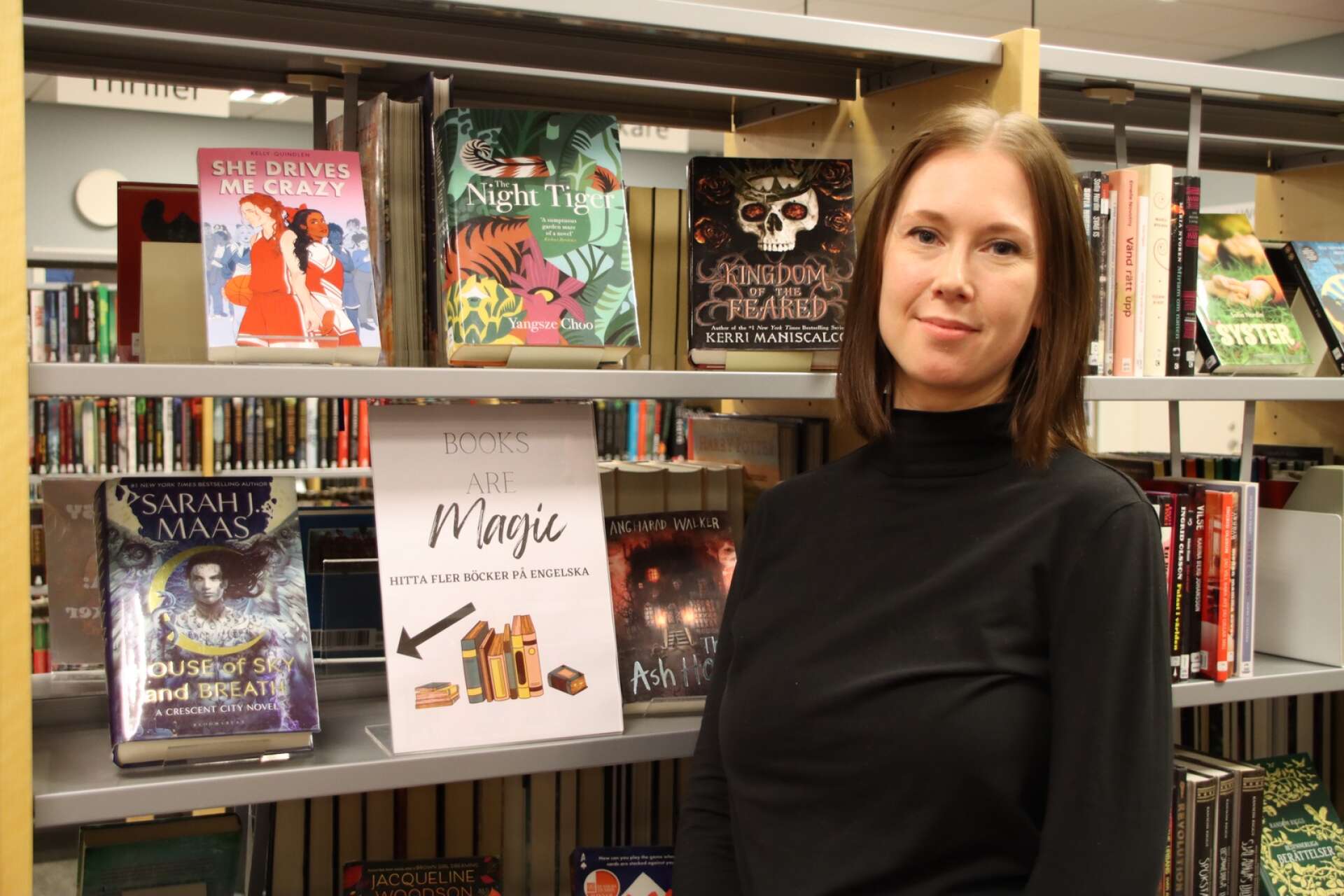 Sandra Bood, bibliotekarie på Filipstads Bergslags bibliotek, kommer den här gången med två boktips i samma serie – nu väntar hon på den sista delen i trilogin om händelserna i Bloksberg. 