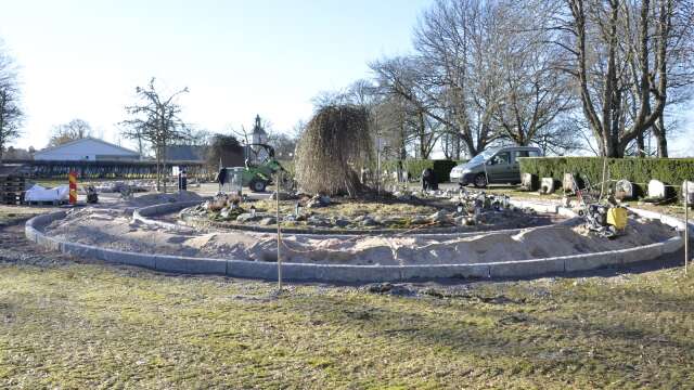 På Dals-Eds kyrkogård pågår arbetet med att utöka askgravplatserna.